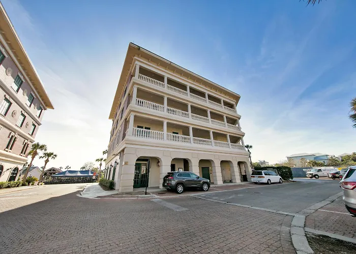 Newly Renovated Overlooking The Seacrest Village Pool And Beach Access