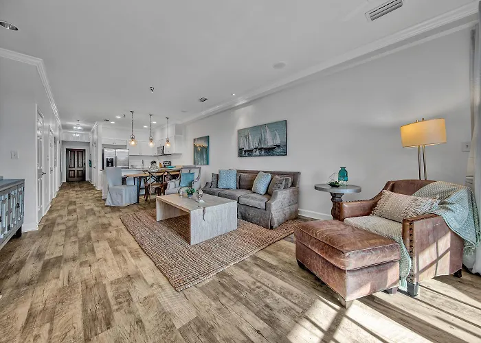 Newly Renovated Overlooking The Seacrest Village Pool And Beach Access